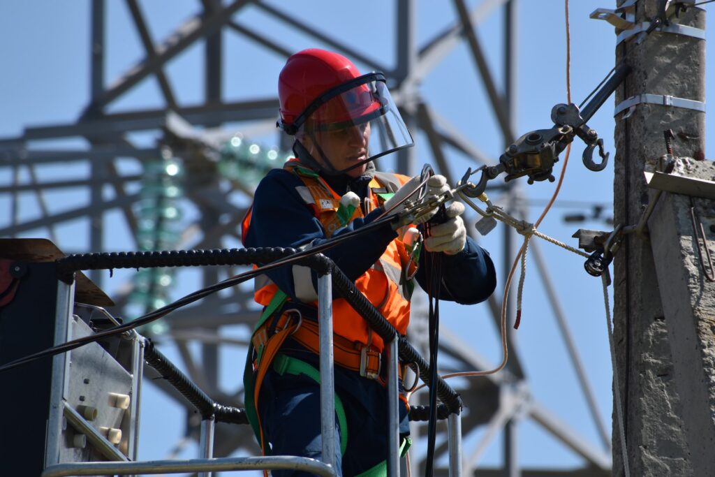 tecnico electricista arreglando cables