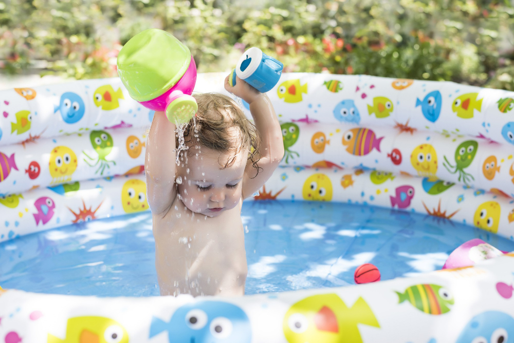 Nena en piscina inflable