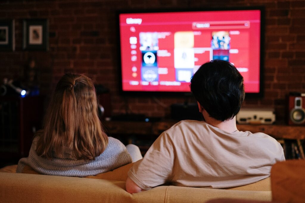 pareja viendo la televisión