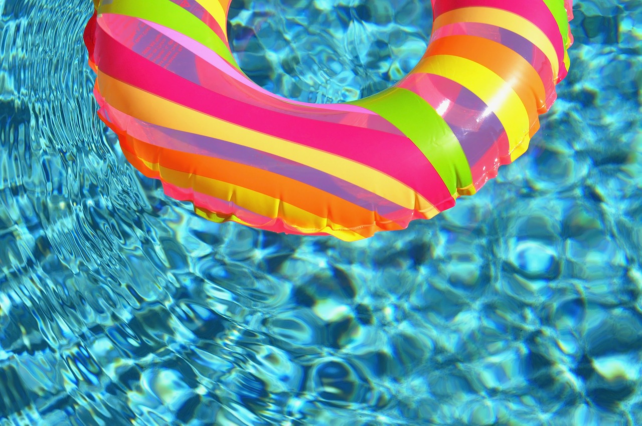 Salvavidas inflable en piscina