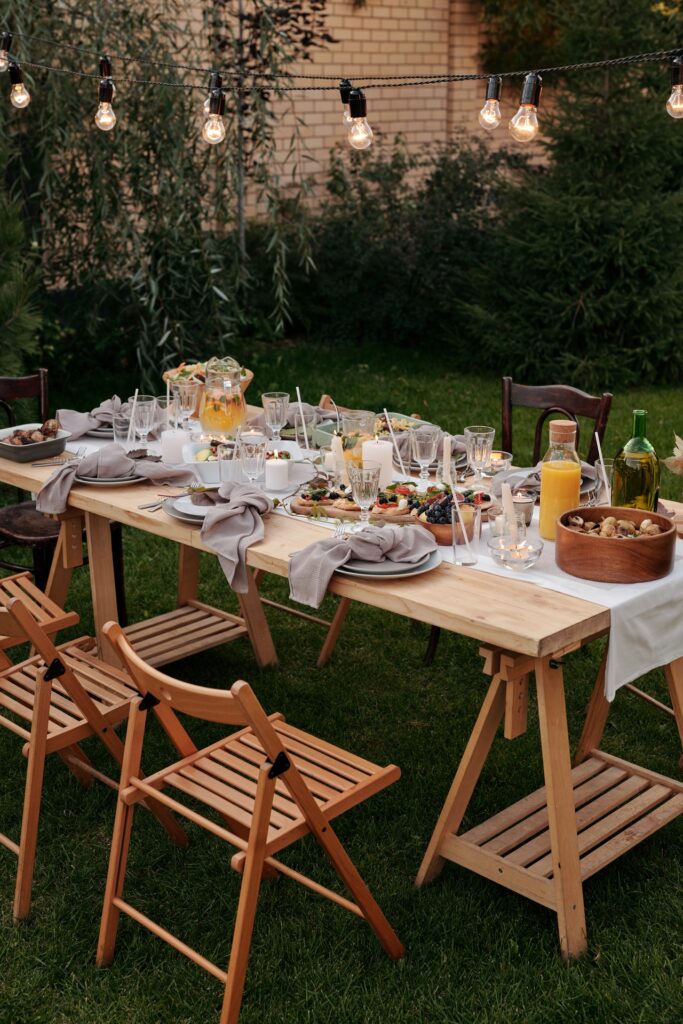 comida en mesa de madera de jardin