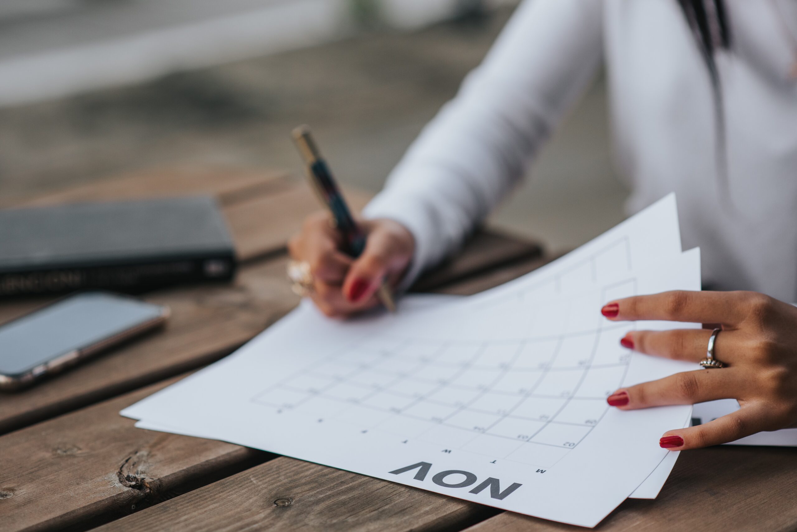 mujer organizandose con un calendario