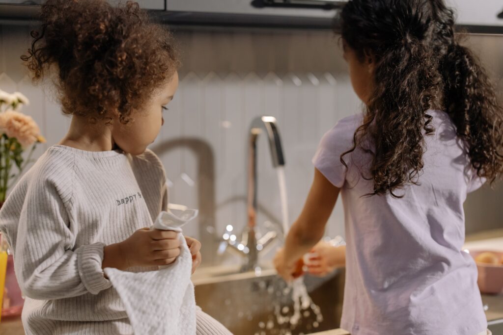 niñas lavando comida