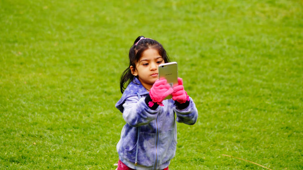 niña con celular