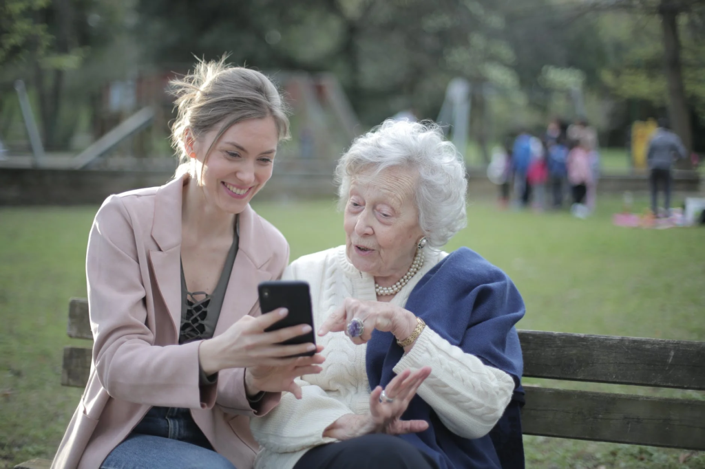 mujeres usando un celular