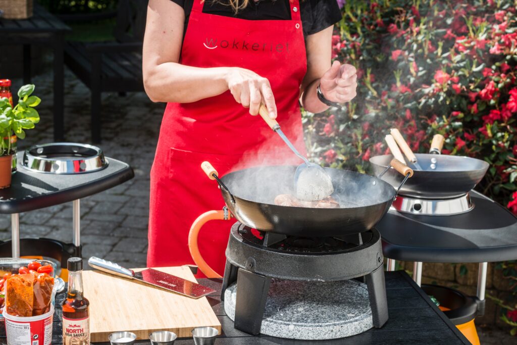 mujer cocinando en wok