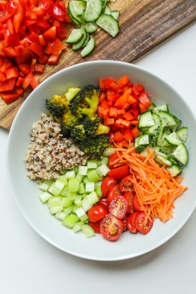 ensalada con verduras cortadas