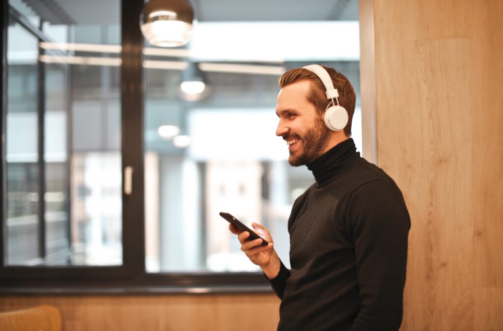 hombre utilizando auriculares