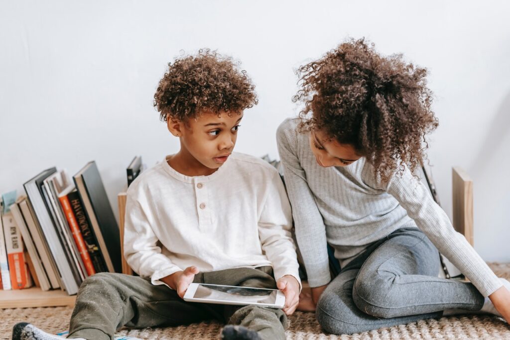 niños utilizando una tablet