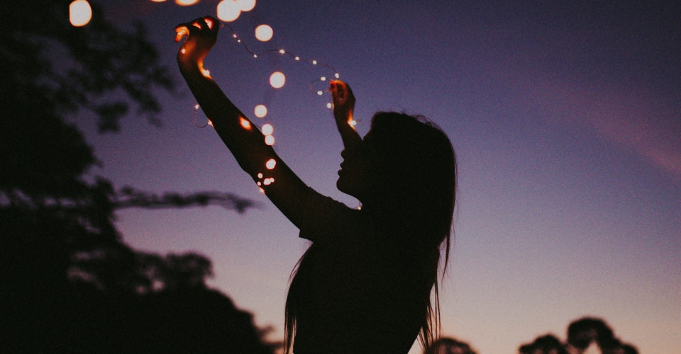 mujer acomodando luces led exteriores