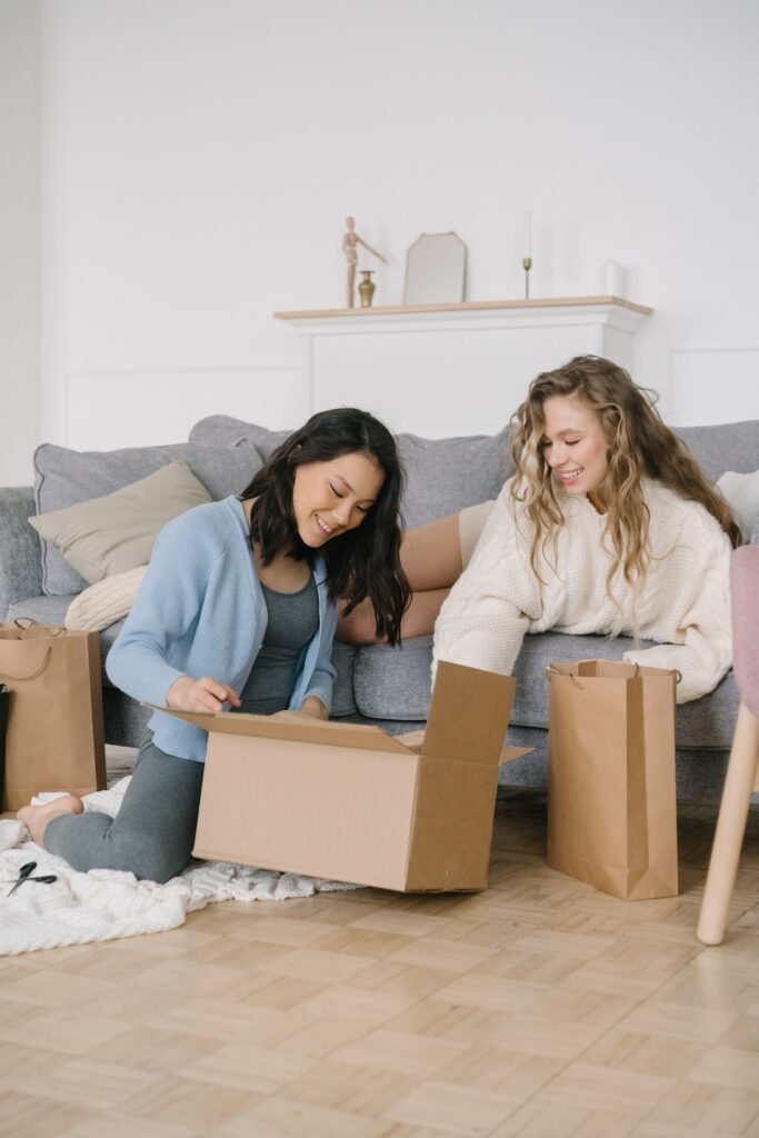 mujeres abriendo cajas