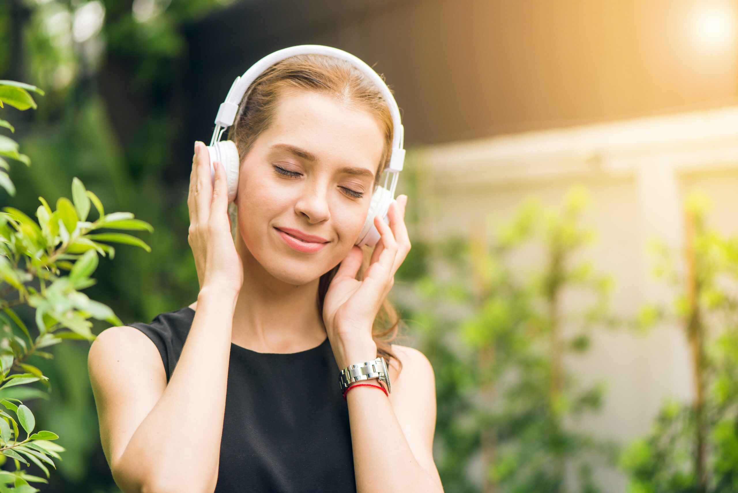 mujer utilizando auriculares