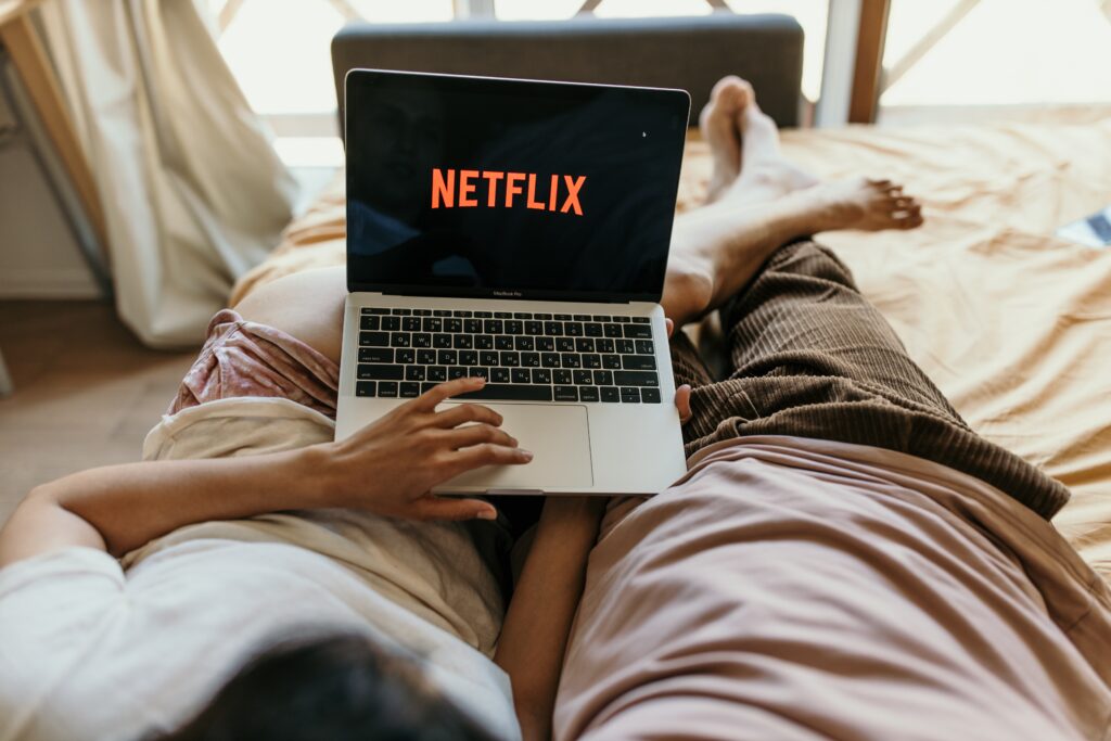 dos personas viendo netflix