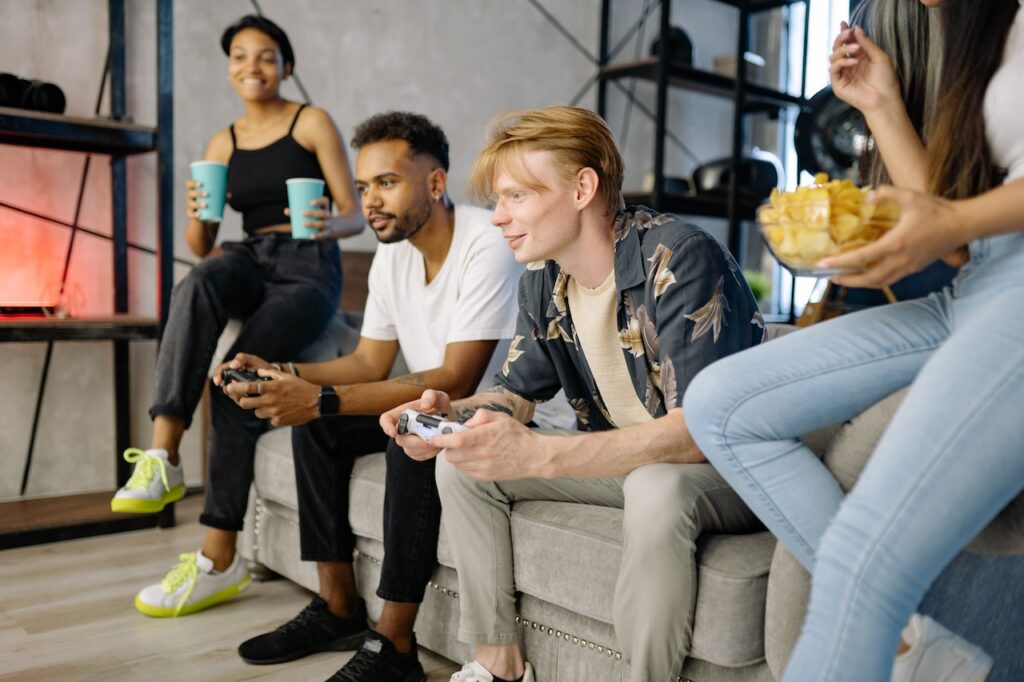 amigos jugando a la playstation