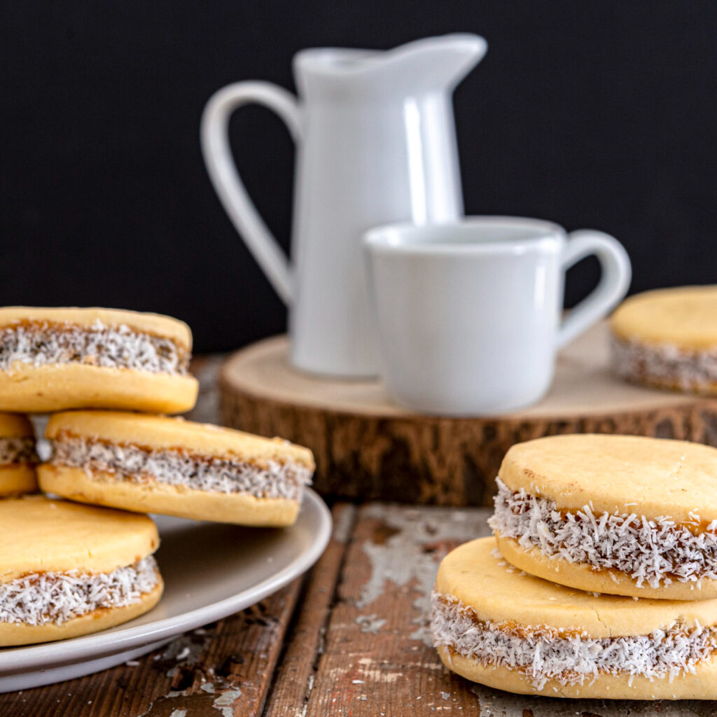 alfajores de maicena en platos