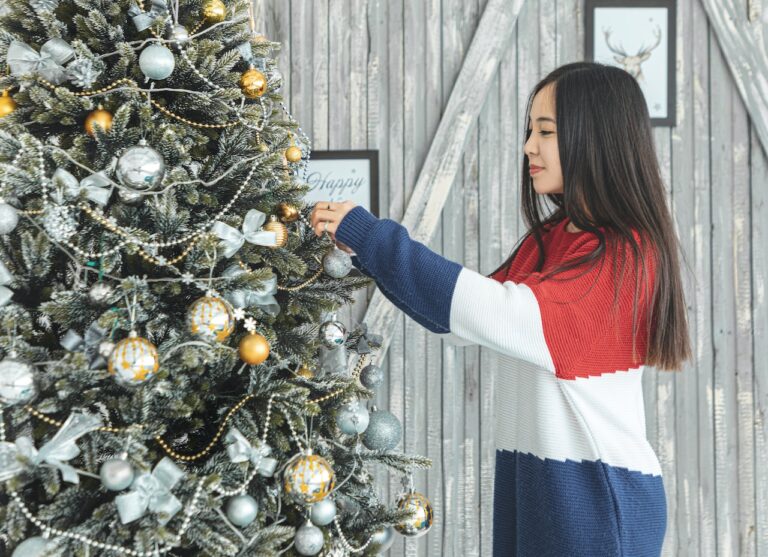 mujer armando el arbol de navidad