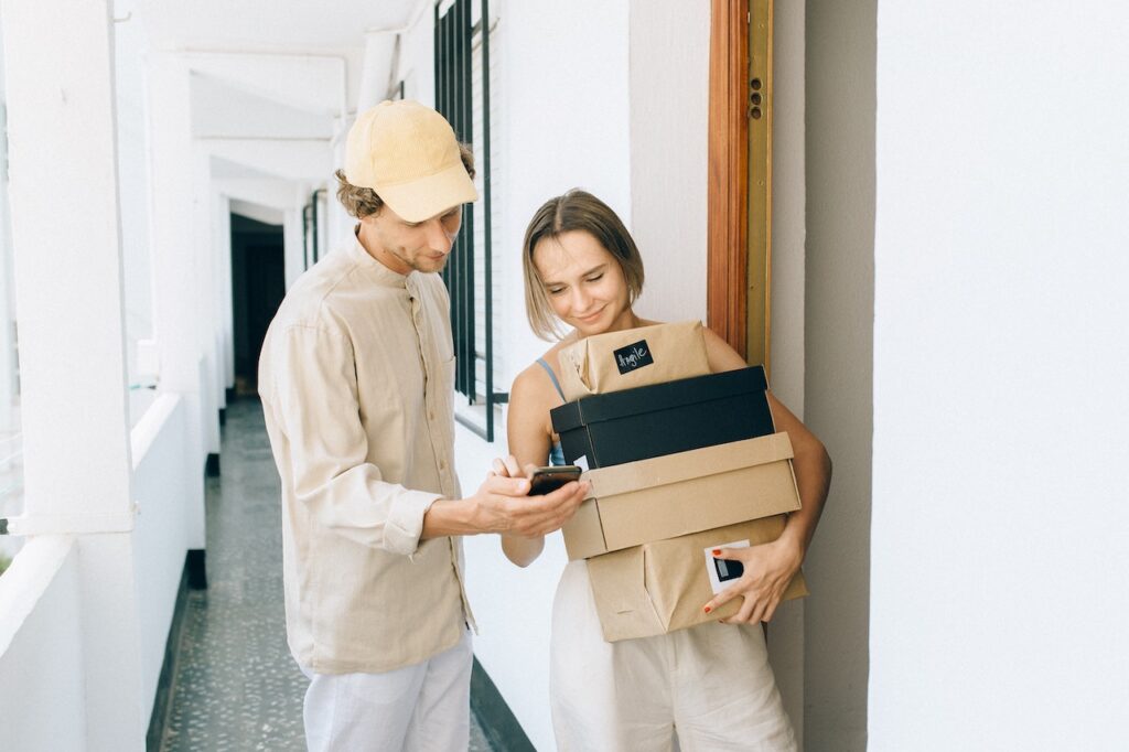 mujer recibiendo compra online