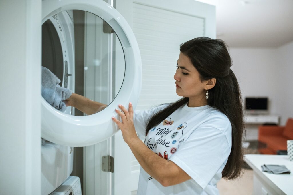 mujer lavando ropa