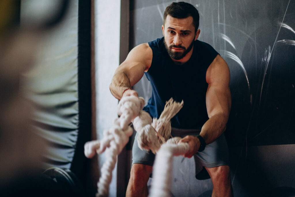 hombre fuerte entrenando en gimnasio