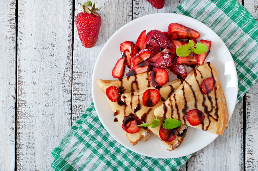 panqueques con fresas y chocolates