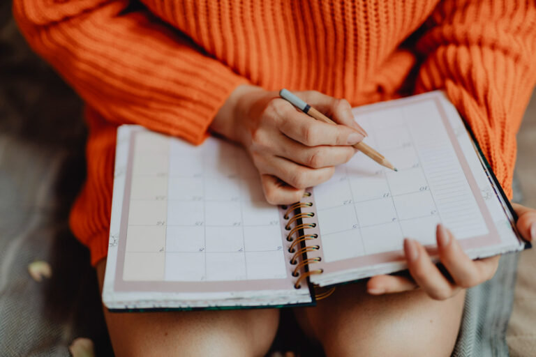 mujer apuntando los feriados en su calendario