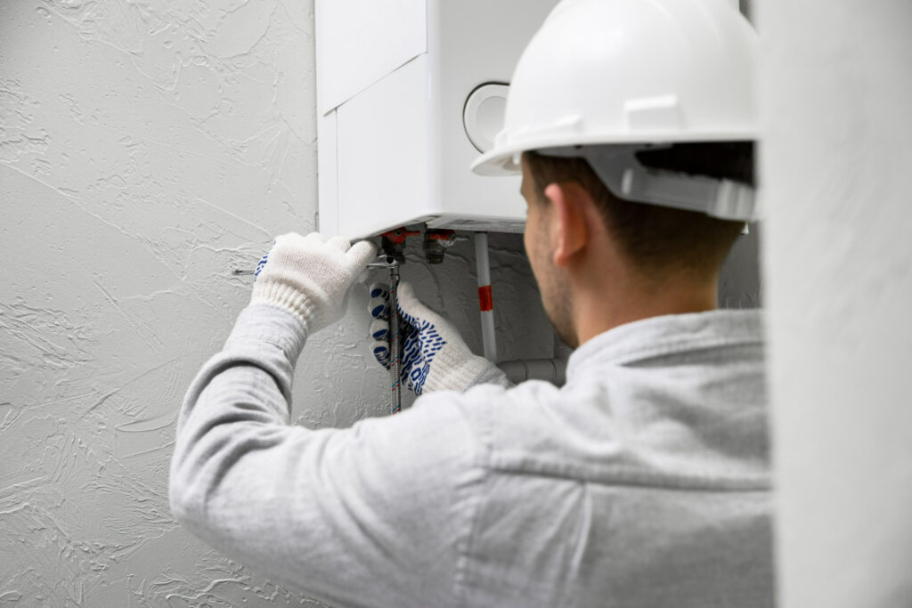 trabajado instalando un termotanque