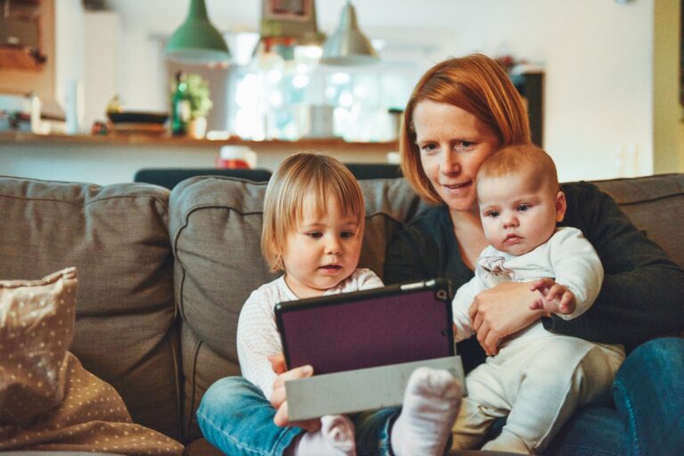Madre con sus dos hijas viendo una serie en su tablet