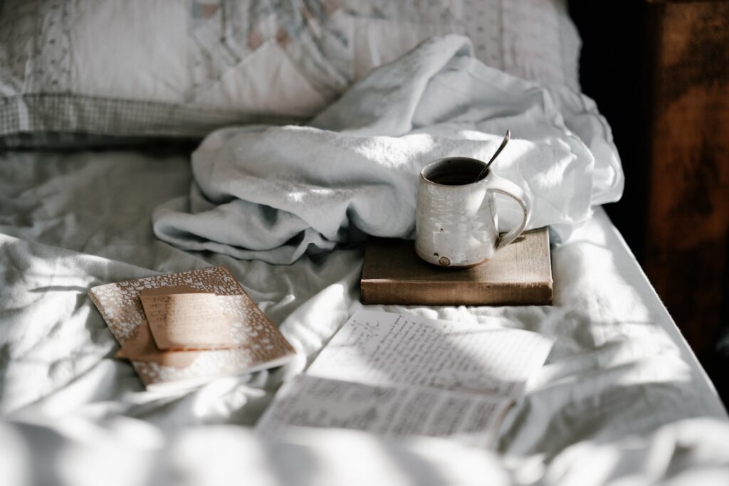 taza de infusión sobre una cama