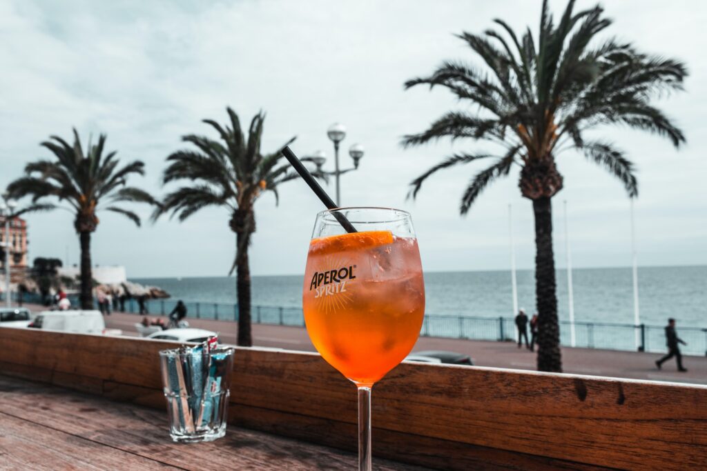 trago con aperol con vista a la playa